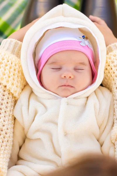 On the mother's lap lies and sleeps two-month-old baby — Stock Photo, Image