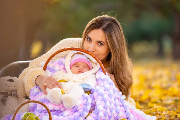 La madre se acostó al bebé en la cesta, y miró en el marco —  Fotos de Stock