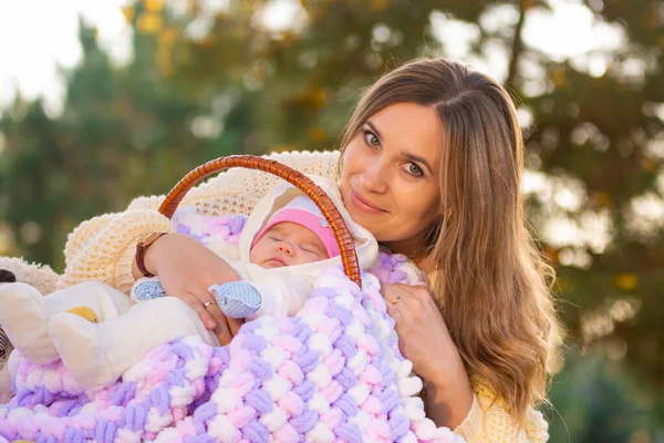 Mamá abraza al bebé durmiendo en la cesta —  Fotos de Stock