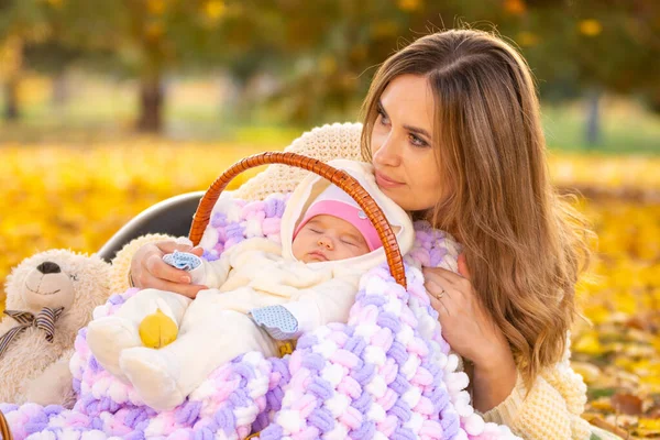 Mutter entspannt mit Neugeborenem im Park — Stockfoto