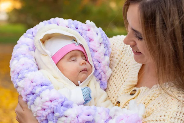 Moeder verheugt zich in haar twee maanden oude baby — Stockfoto
