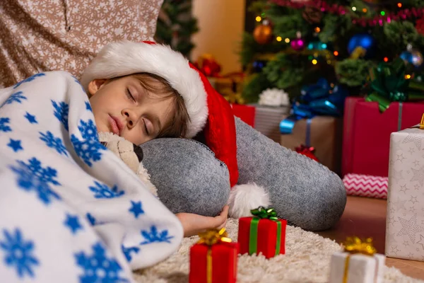 Girl lies on mom's lap at Christmas tree — 스톡 사진