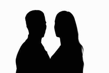 Karşı ışıkta iki kişi çerçeveye baktı.