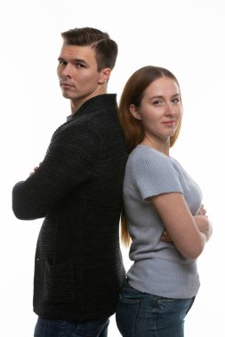 Genç büyük sırt sırta vererek durdu ve çerçeveye baktı.