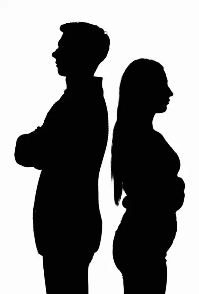 一对年轻情侣背对背站在一起的轮廓鲜明的黑白照片 — 图库照片