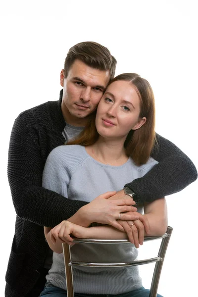 Retrato de una feliz pareja joven sobre un fondo blanco —  Fotos de Stock