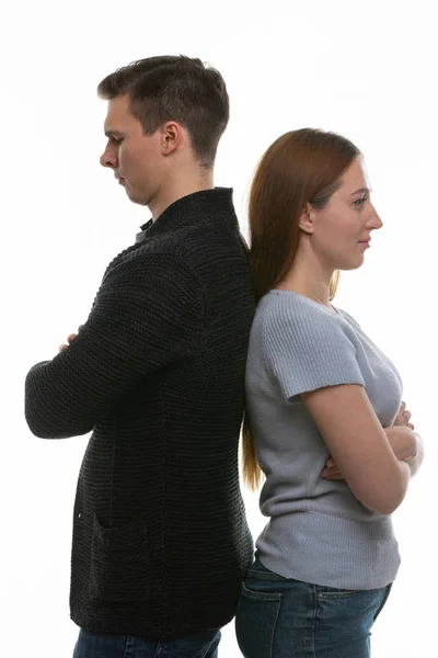Un uomo e una donna litigarono e si guardarono le spalle a vicenda. — Foto Stock