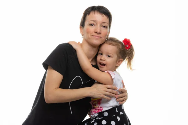 Moeder en dochter knuffelden elkaar, geïsoleerd op een witte achtergrond — Stockfoto