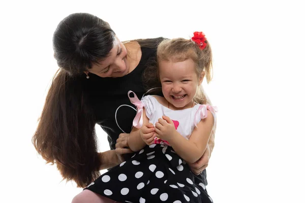 Moeder kietelt haar vier jaar oude dochter — Stockfoto