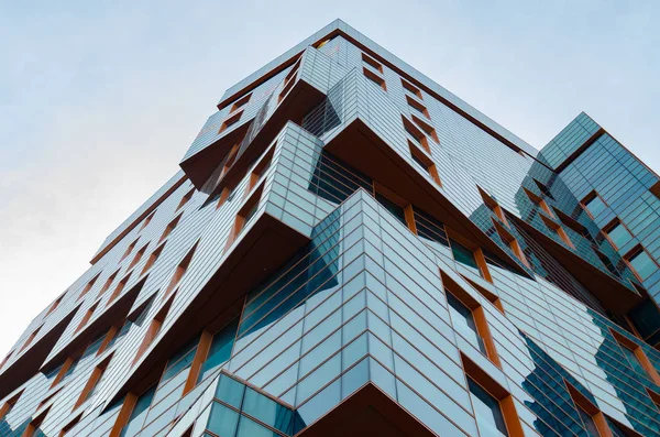 Anapa, Oroszország - 2019. május 9.: A Gold Bay lakókomplexum épülete Anapában, eredeti építészeti megoldásokkal — Stock Fotó