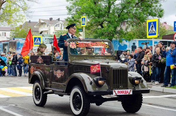 Anapa, Russia - May 9, 2019: Veterans ride the streets of the city of Anapa in an old restored military vehicle — Stock Photo, Image