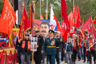 Anapa, Rusya - 9 Mayıs 2019: Rusya Komünist Partisi temsilcileri 9 Mayıs 'ta Anapa' da düzenlenen Zafer Günü onuruna düzenlenen törende