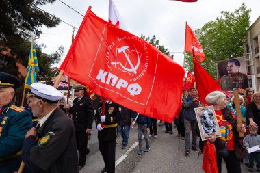 Anapa, Rusya - 9 Mayıs 2019: Rusya Federasyonu Komünist Partisi 'nin kırmızı bayrağı Anapa' daki zafer törenine katılanlar arasında