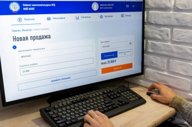 Anapa, Rusya - 19 Şubat 2020: Rusya 'da serbest meslek. Serbest çalışan, vergi mükelleflerinin ofisinde gelir kaydeder.