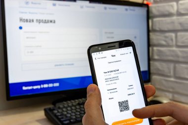 Anapa, Rusya - 19 Şubat 2020: Rusya 'da serbest meslek. Yeni bir çek kaydedildikten sonra, serbest meslek benim Vergi mobil uygulamam üzerinden alıcıya gönderir.