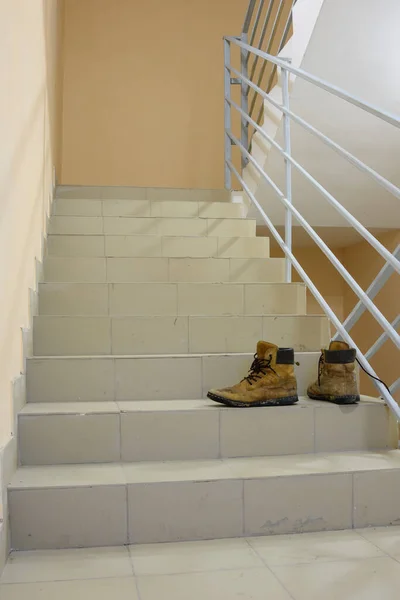 Hay Botas Desechadas Las Escaleras — Foto de Stock