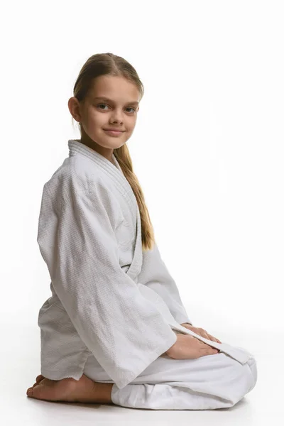 Ragazza Classe Judo Seduta Sul Pavimento Vista Dal Lato — Foto Stock