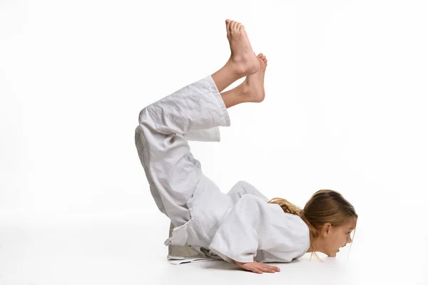 Flicka Judo Student Utför Uppvärmning — Stockfoto