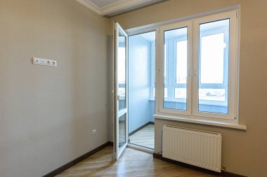 Tamirattan sonra boş bir dairedeki balkondan çık.