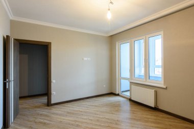 Odanın içi yeni dekorasyonlar, ön kapı ve balkon çıkışı ile döşenmiş.