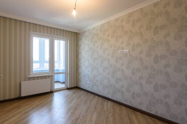 Yeni bir binada mobilyası olmayan yenilenmiş bir mutfağın içini.