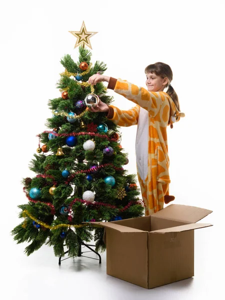 Niña Nueve Años Con Una Sonrisa Viste Árbol Navidad —  Fotos de Stock