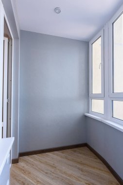 Mobilyaları olmayan geniş loggia posta tamiri