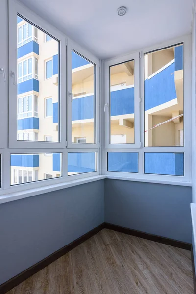 Vista General Del Amplio Balcón Acristalado Con Ventanas Plástico — Foto de Stock