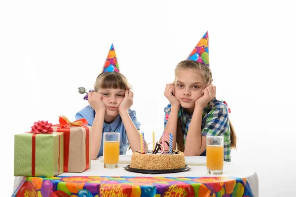 Kinder Warten Darauf Dass Der Kuchen Festtagstisch Gegessen Wird — Stockfoto
