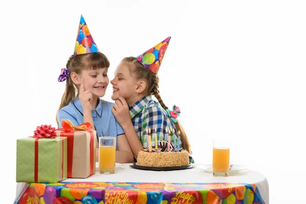 Kinderen Bewaren Geheimen Praten Terwijl Aan Feesttafel Zitten — Stockfoto