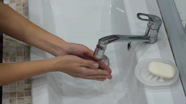 Les Mains Fille Ont Fermé Mélangeur Sur Gant Toilette Après — Video