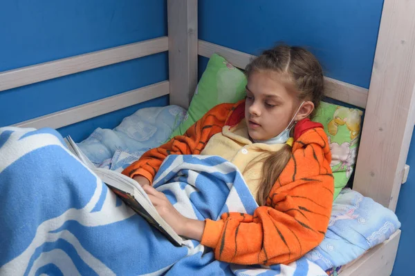Krankes Mädchen Liest Bett Liegend Ein Buch — Stockfoto