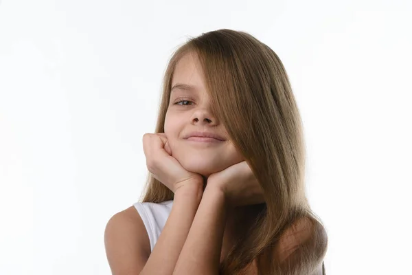 Portrét Zblízka Dívky Zakrývající Část Obličeje Svými Vlasy — Stock fotografie