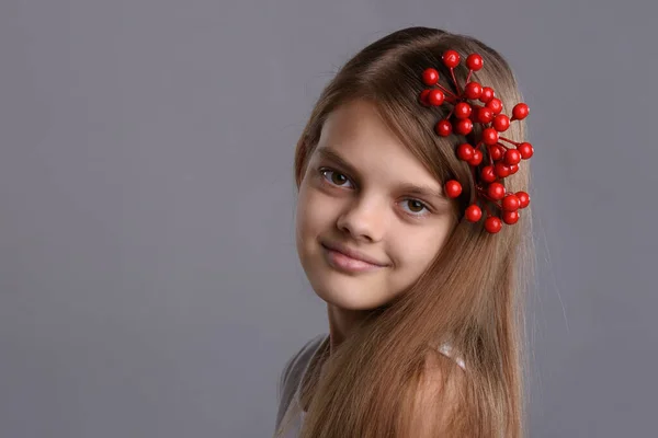 Portret Van Een Mooi Tienermeisje Met Een Bos Bessen Haar — Stockfoto