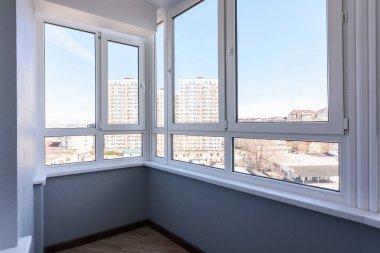 Yenilemeden sonra camlı plastik balkon pencereleri