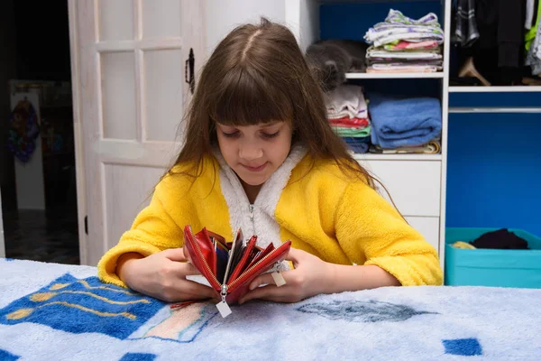 Niña Abrió Cartera Sus Madres Mira Que Hay — Foto de Stock