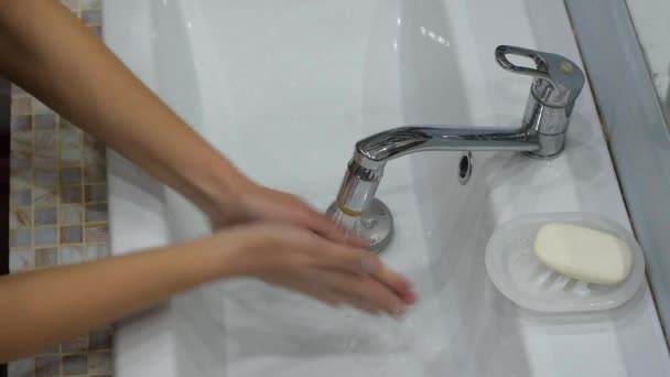女の子は洗面所で石鹸で手を洗う クローズアップ — ストック動画