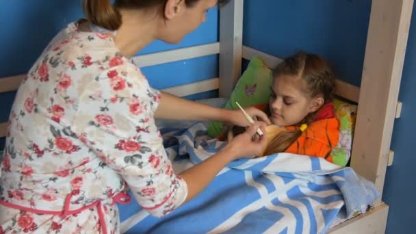 Mãe Observa Temperatura Termômetro Eletrônico Uma Filha Doente — Vídeo de Stock