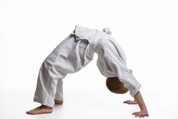 Jongen Atleet Maakt Een Brug Bij Warming Van Judo Sectie — Stockfoto