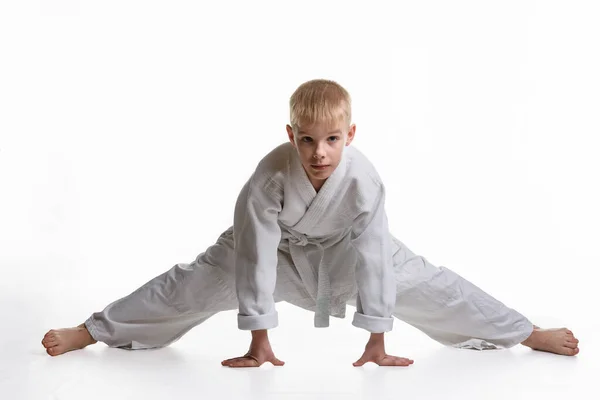 Karate Jongen Probeert Zitten Een Touw — Stockfoto