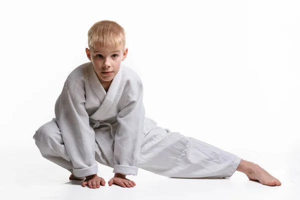 Judoka Pojke Gör Stretching Vid Träning — Stockfoto
