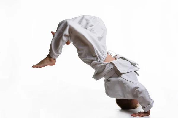 Judo Jongen Witte Kimono Doet Salto — Stockfoto