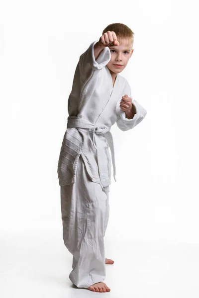 Karate Pojke Träffar Med Höger Hand Vit Bakgrund — Stockfoto