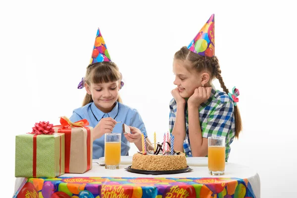 Kinder Zünden Ein Streichholz Kerzen Auf Einem Kuchen Feiertag Anzuzünden — Stockfoto