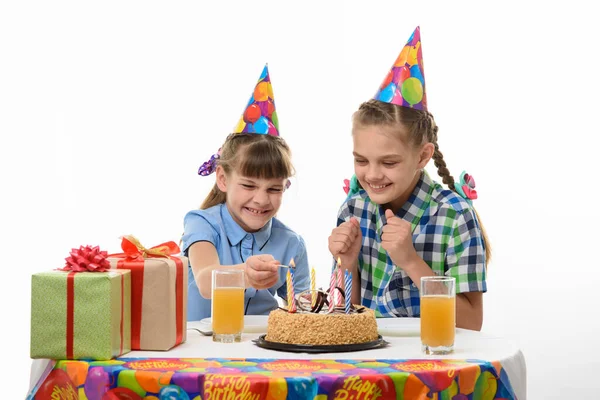 Kinderen Steken Zelfstandig Kaarsen Aan Een Taart Aan Feestelijke Tafel — Stockfoto