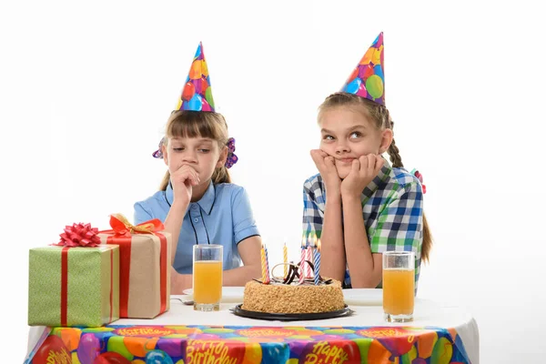 Zwei Mädchen Träumen Davon Geburtstag Festtisch Sitzen — Stockfoto