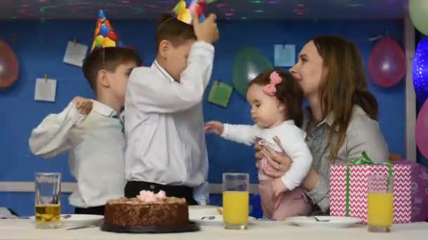 Dois Irmãos Desejam Mãe Feliz Aniversário Beijo Bochecha — Vídeo de Stock