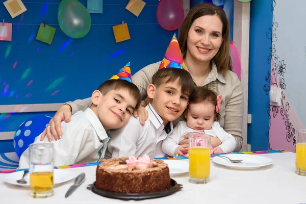 Feliz Familia Abraza Mamá Fiesta Cumpleaños — Foto de Stock