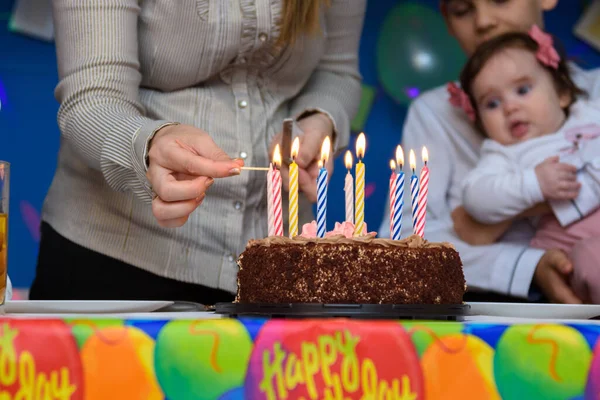Mam Steekt Kaarsen Aan Een Taart Een Verjaardagsfeestje — Stockfoto