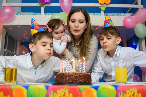 Familjen Blåser Ljus Födelsedagstårta — Stockfoto